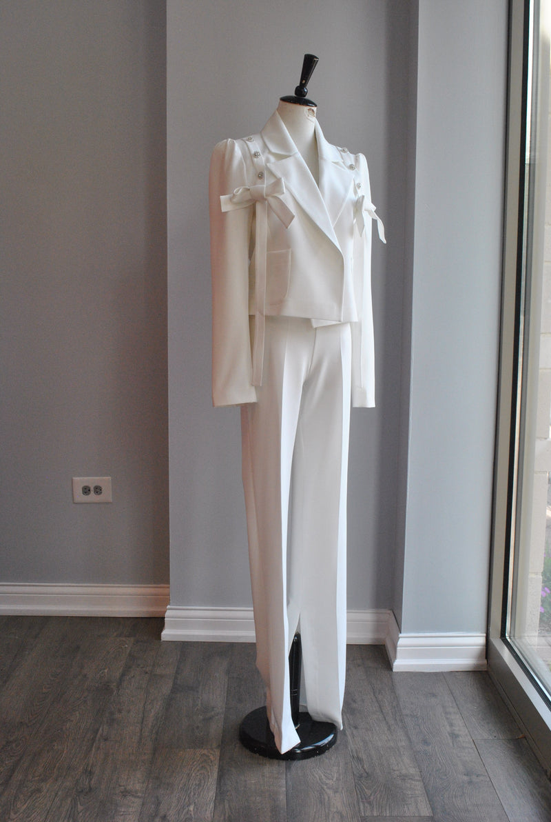 WHITE SUIT WITH BOWS AND CRYSTALS