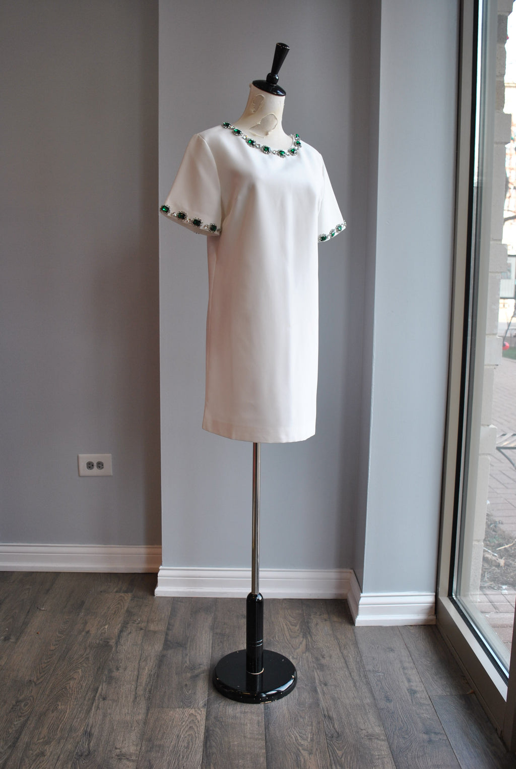 WHITE TUNIC WITH EMERALD GREEN CRYSTALS