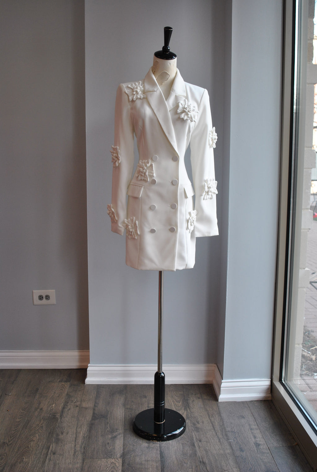 WHITE JACKET DRESS WITH FLOWERS