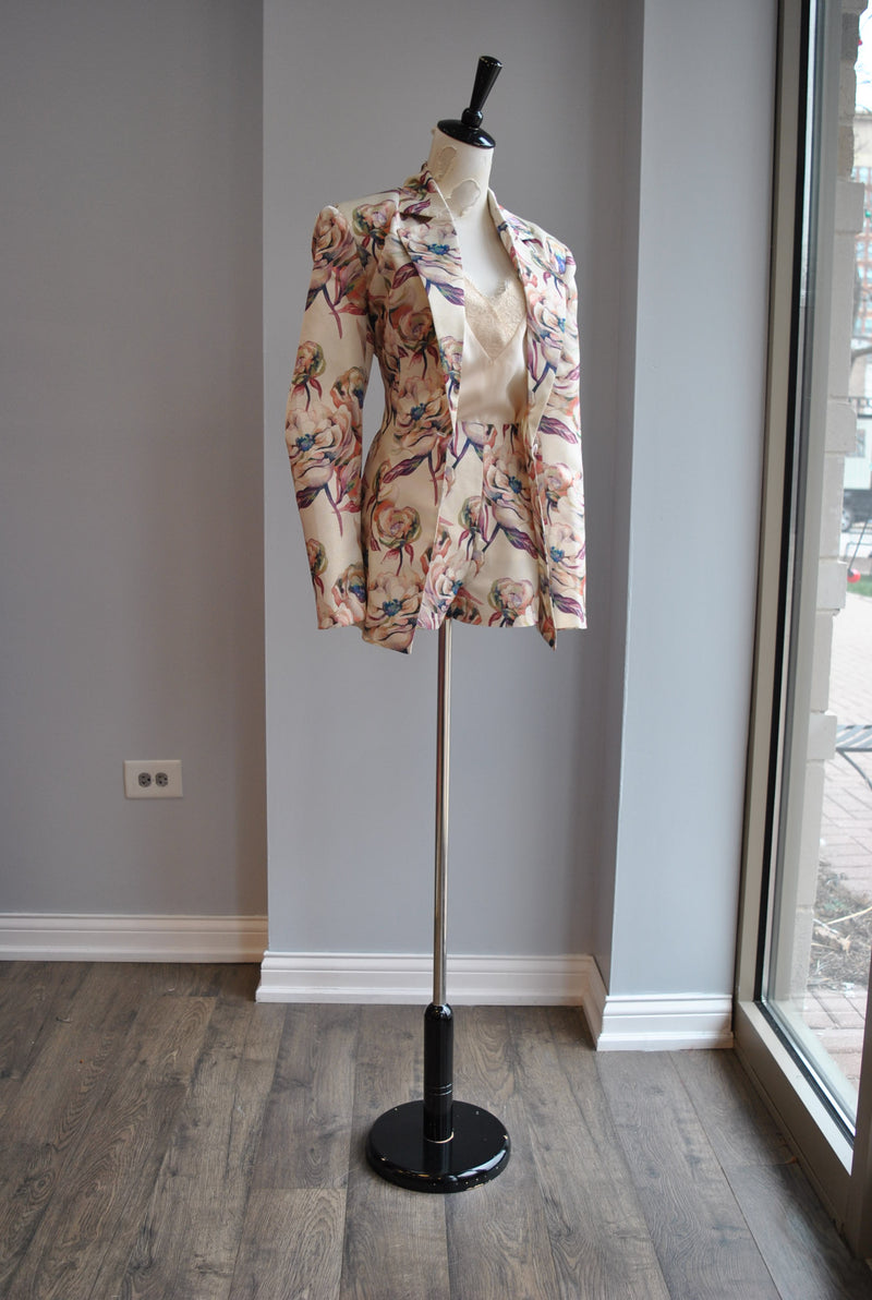 FLOWER PRINT SUIT OF A BLAZER AND SHORTS