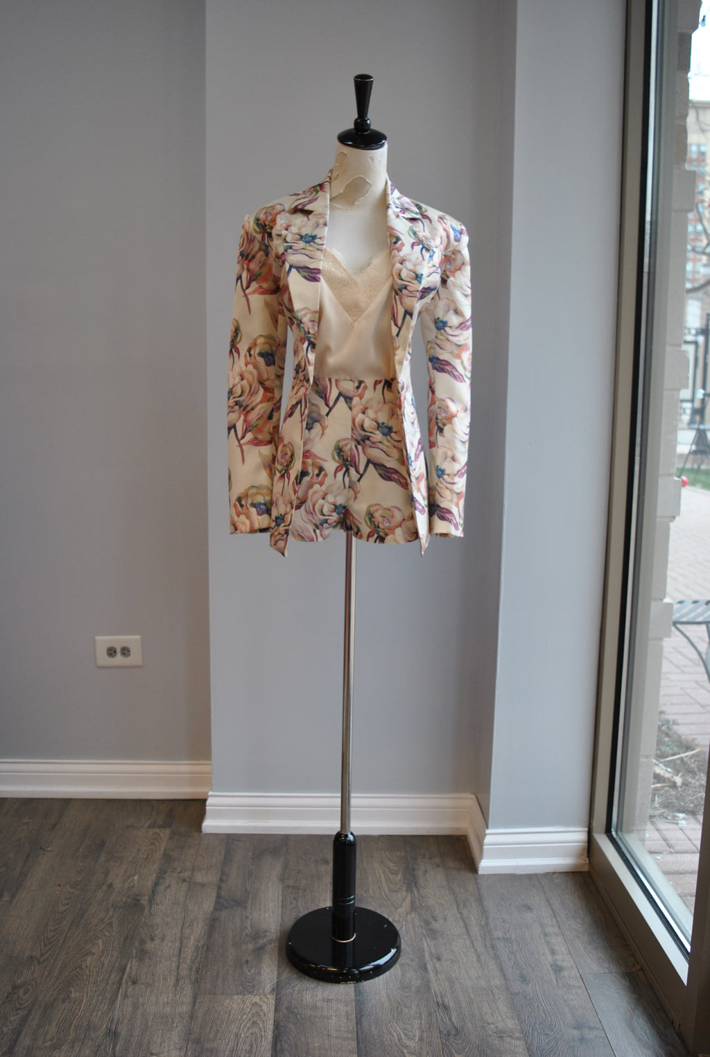 FLOWER PRINT SUIT OF A BLAZER AND SHORTS