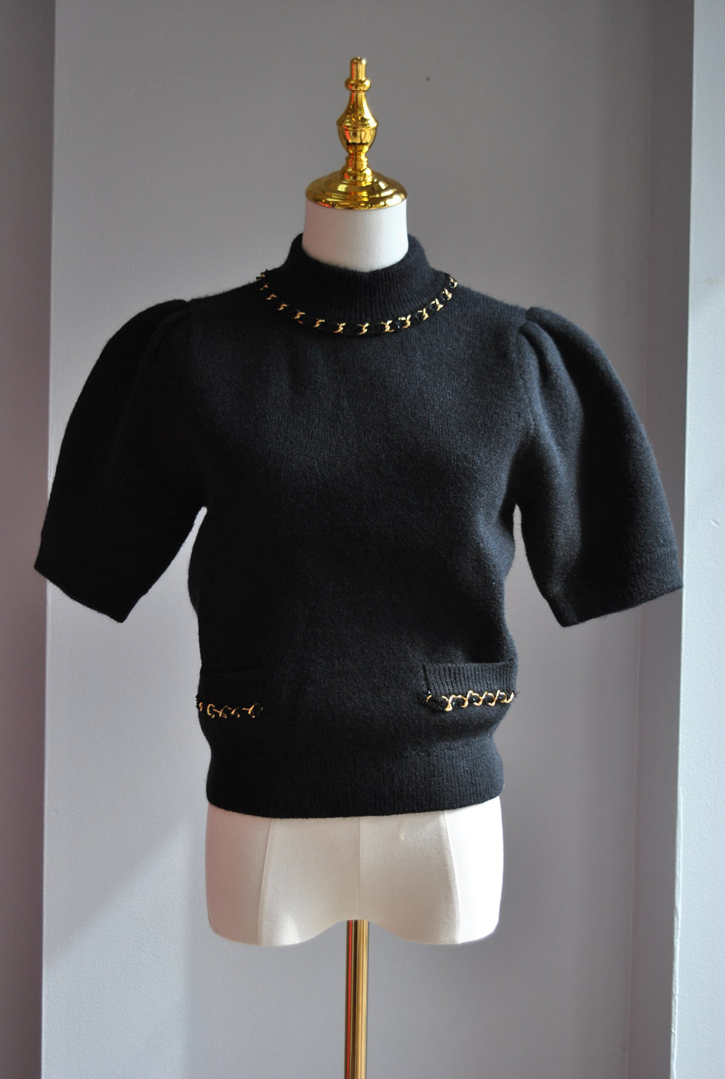 BLCK SIMPLE SWEATER TOP WITH GOLD CHAIN