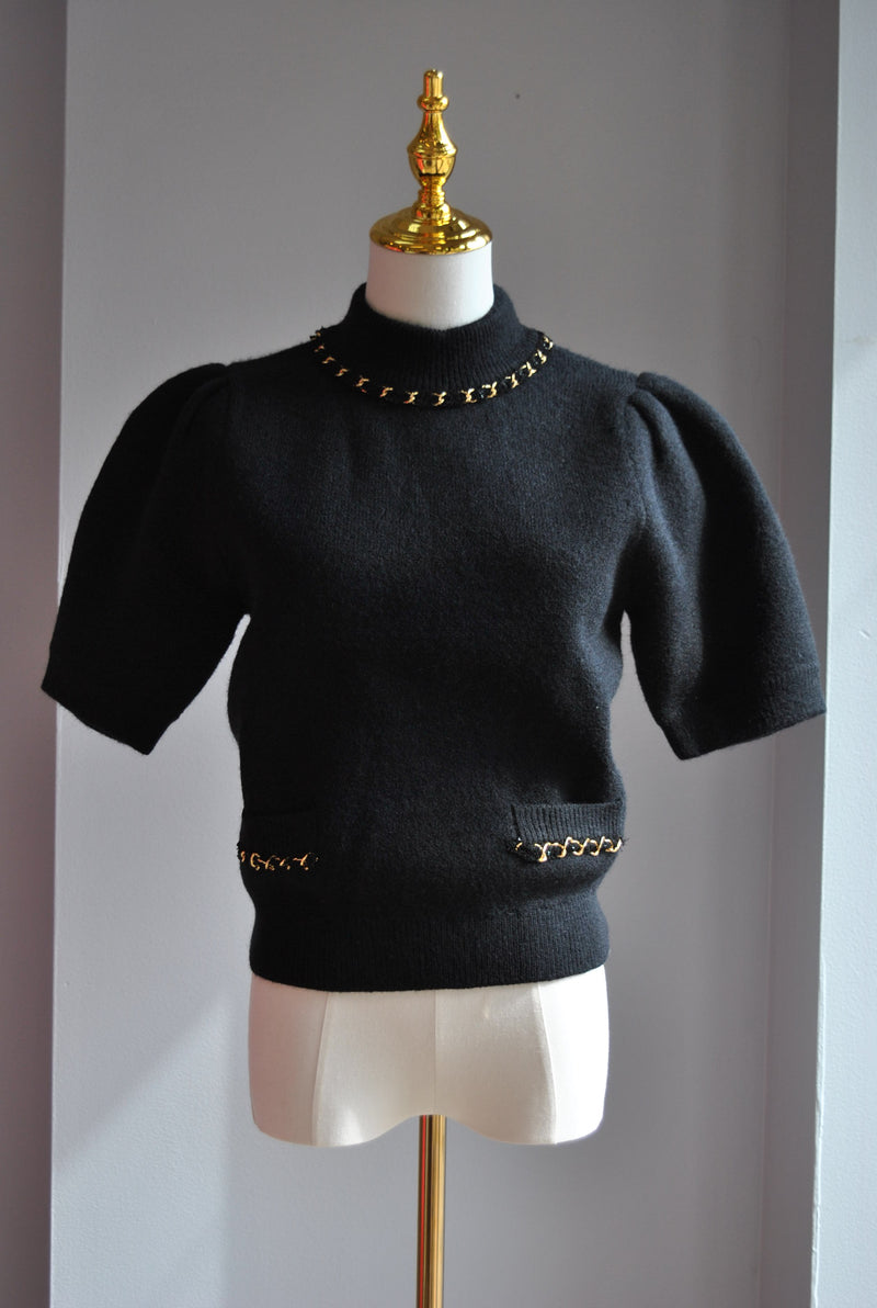 BLCK SIMPLE SWEATER TOP WITH GOLD CHAIN