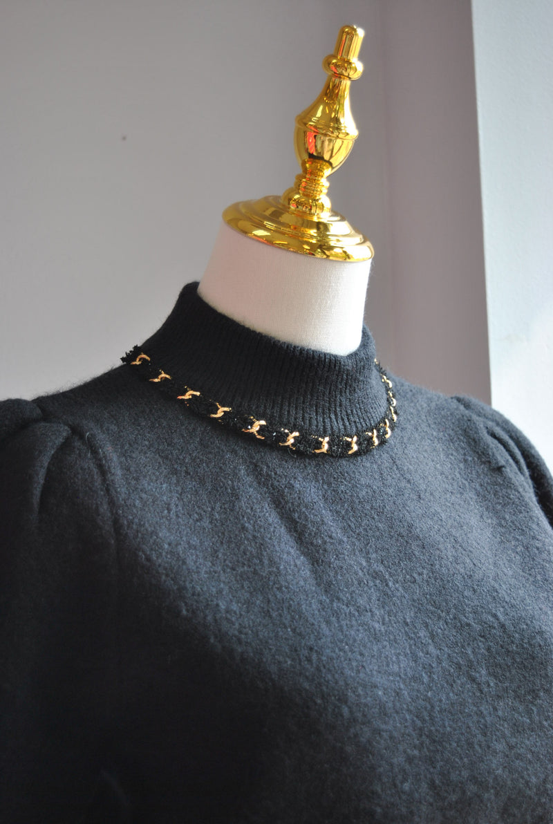 BLCK SIMPLE SWEATER TOP WITH GOLD CHAIN