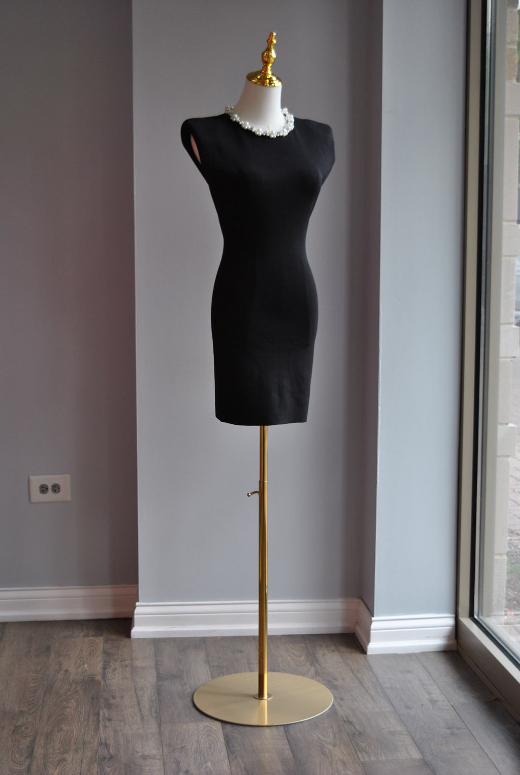 BLACK SIMPLE MINI DRESS WITH PEARLS