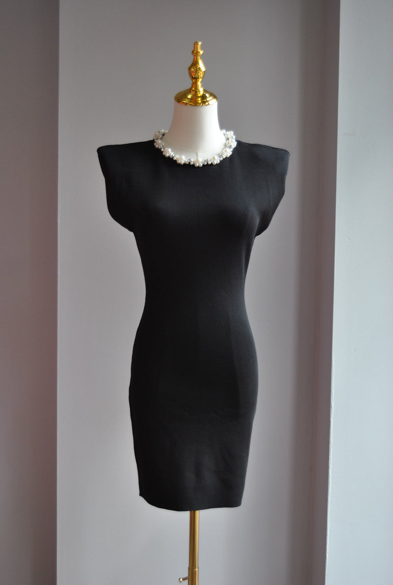 BLACK SIMPLE MINI DRESS WITH PEARLS