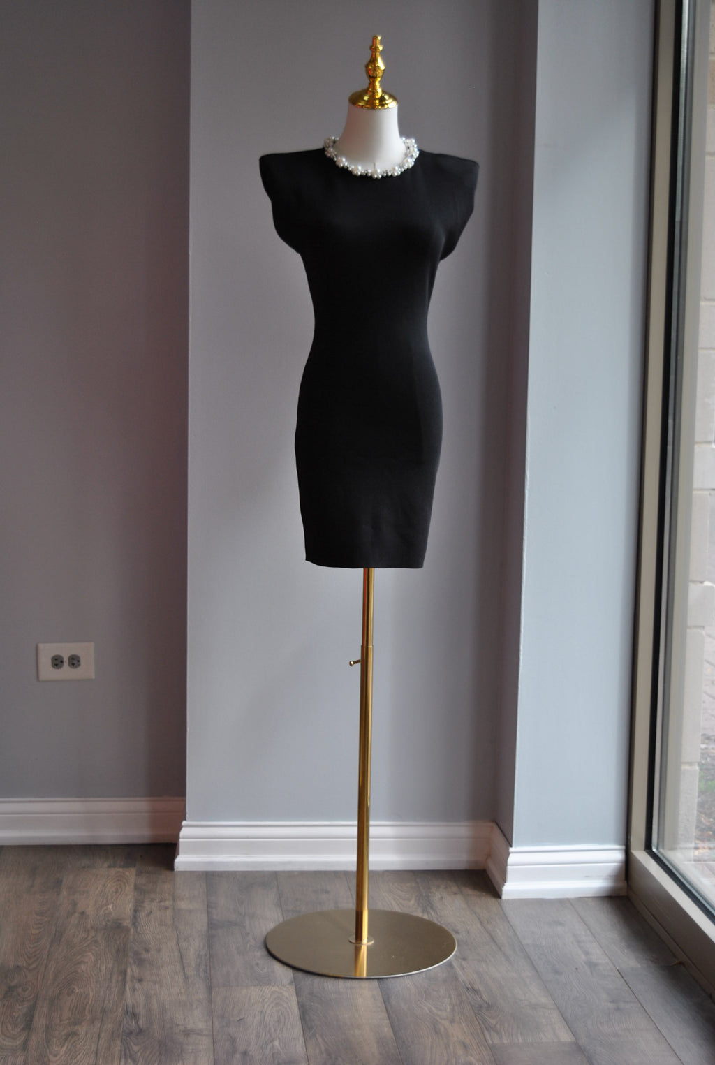 BLACK SIMPLE MINI DRESS WITH PEARLS