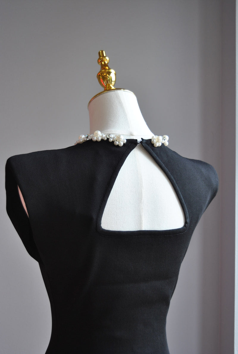 BLACK SIMPLE MINI DRESS WITH PEARLS