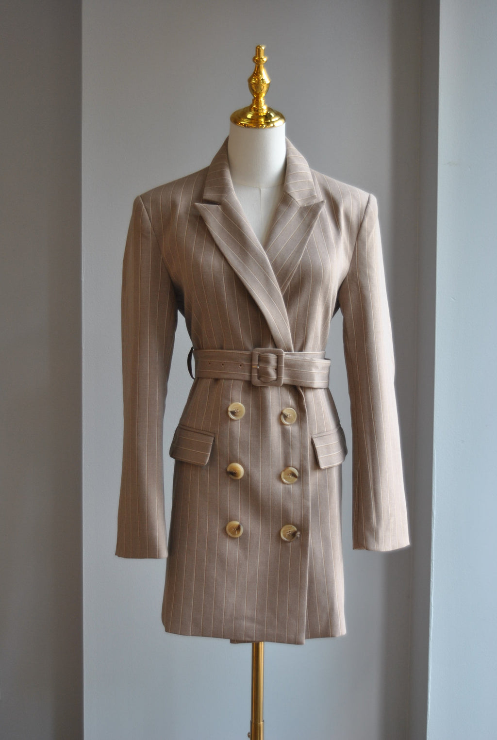 BEIGE JACKET DRESS WITH A BELT