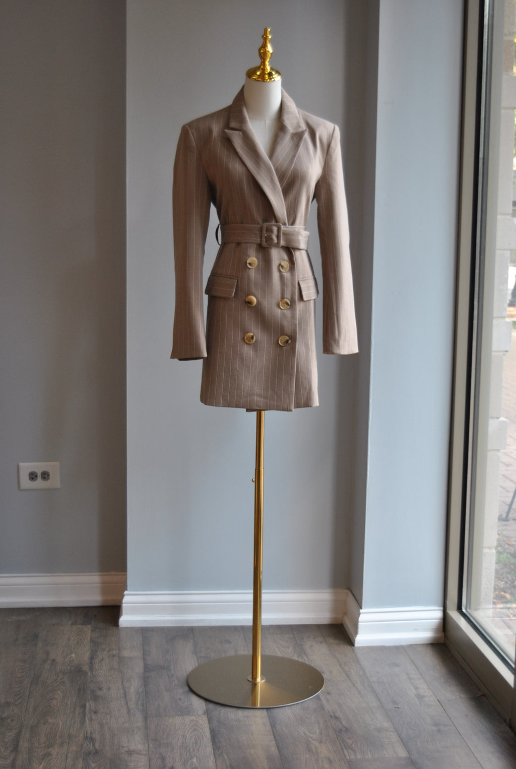 BEIGE JACKET DRESS WITH A BELT