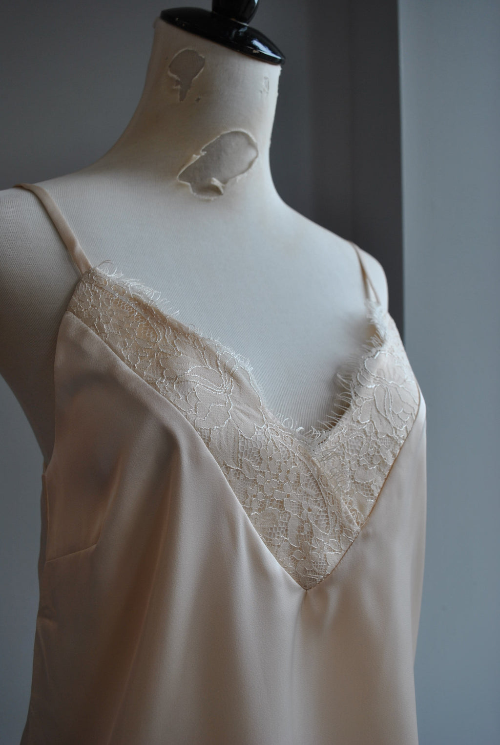 VANILLA SILKY CAMI WITH LACE