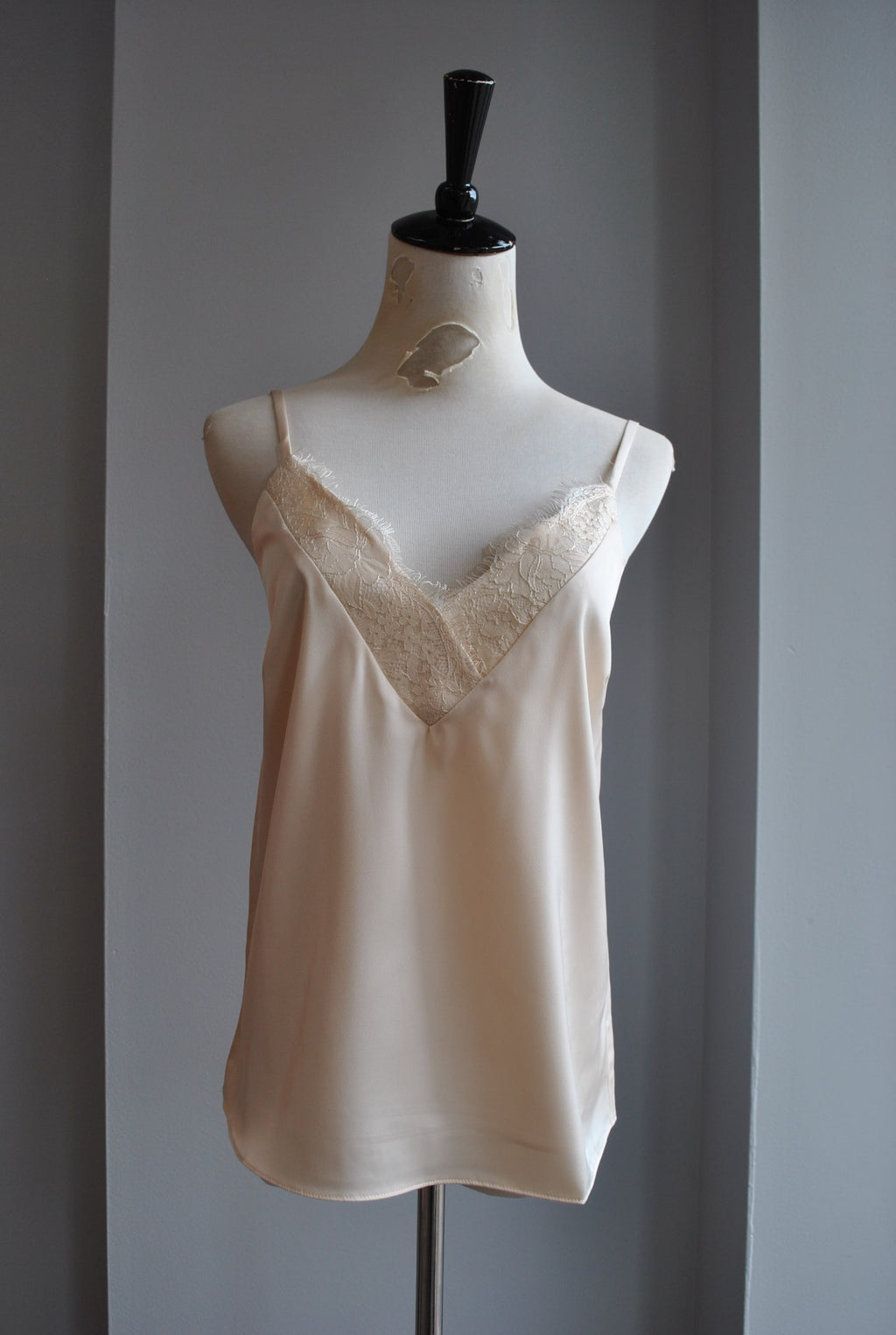 VANILLA SILKY CAMI WITH LACE
