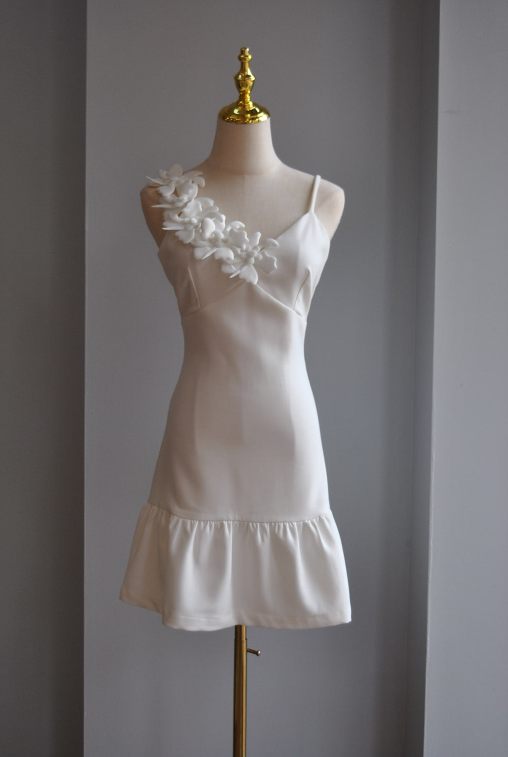 WHITE SUMMER DRESS WITH FLOWERS