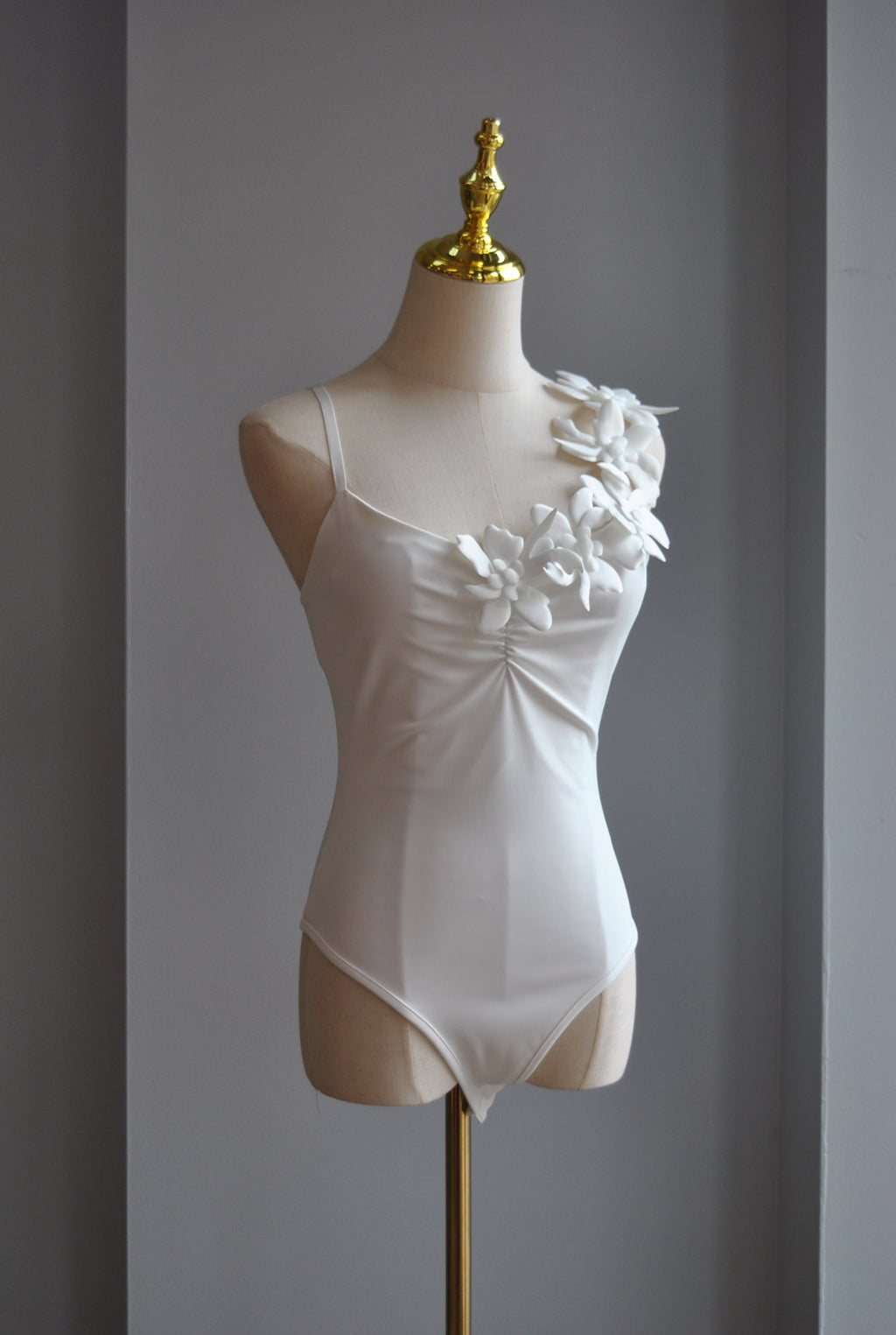WHITE BODYSUIT WITH FLOWERS
