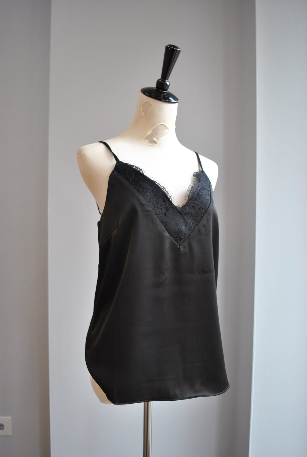 BLACK SIMPLE CAMI WITH LACE