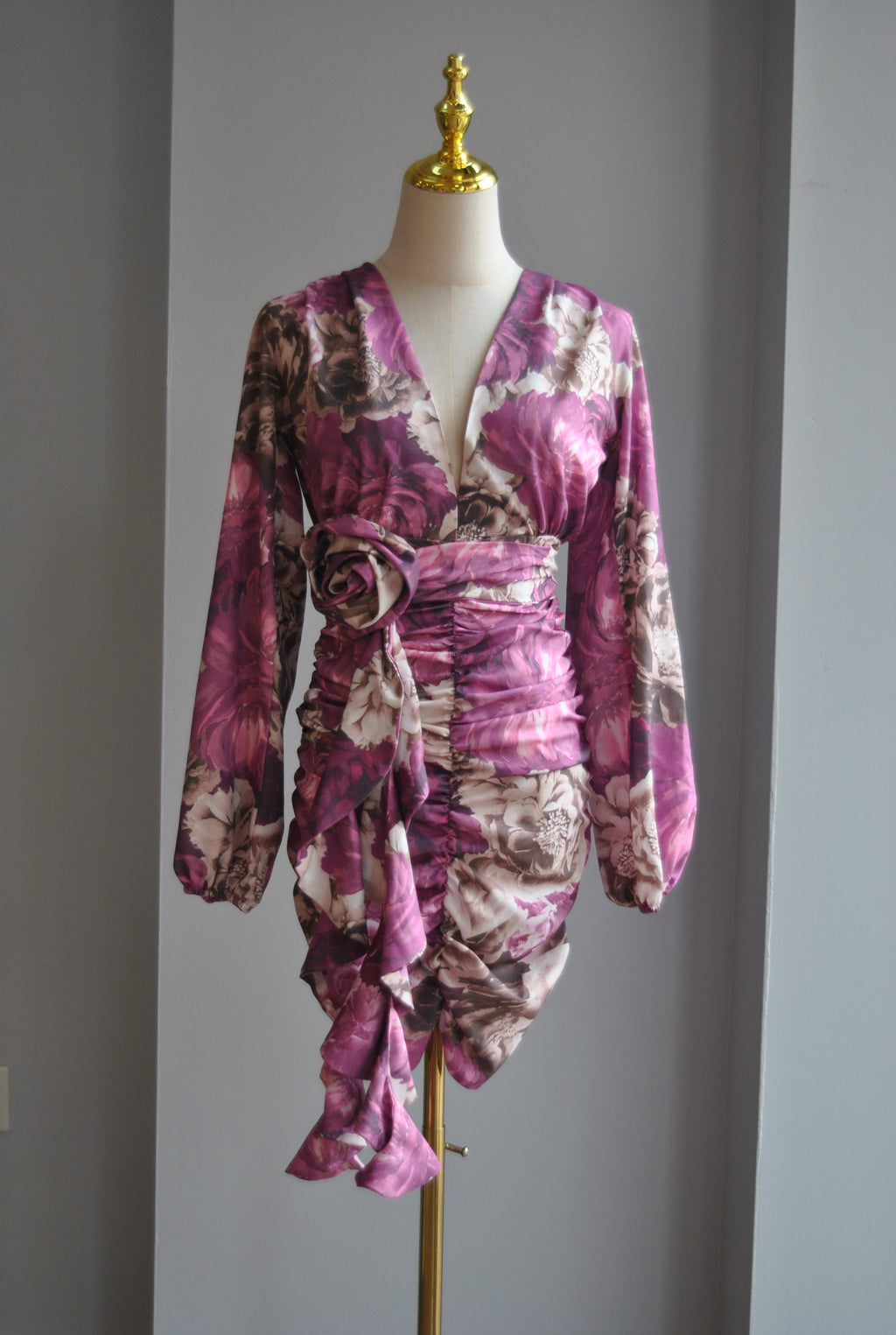 ORCHID FLOWERS MINI SUMMER DRESS WITH RUSHING AND A FLOWER BELT