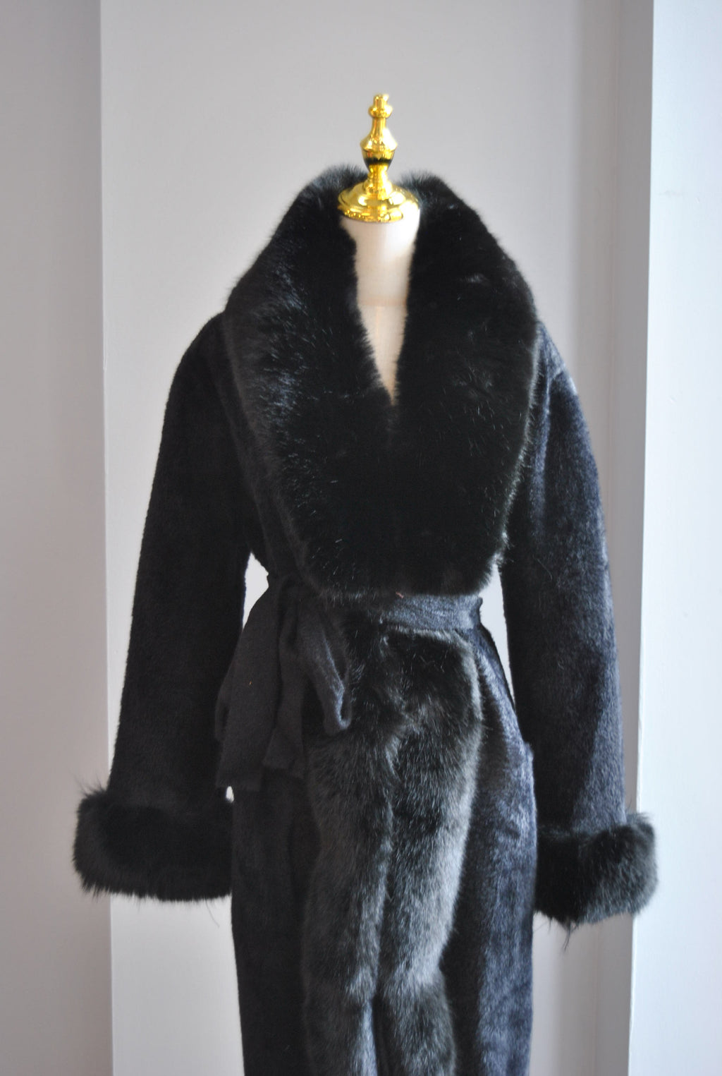BLACK SWEATER ALPAKA COAT WITH FAUX FUR