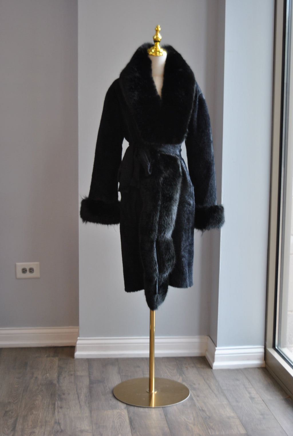 BLACK SWEATER ALPAKA COAT WITH FAUX FUR