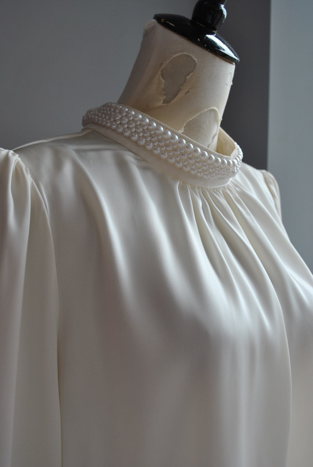 VANILLA SILKY TOP WITH PEARLS