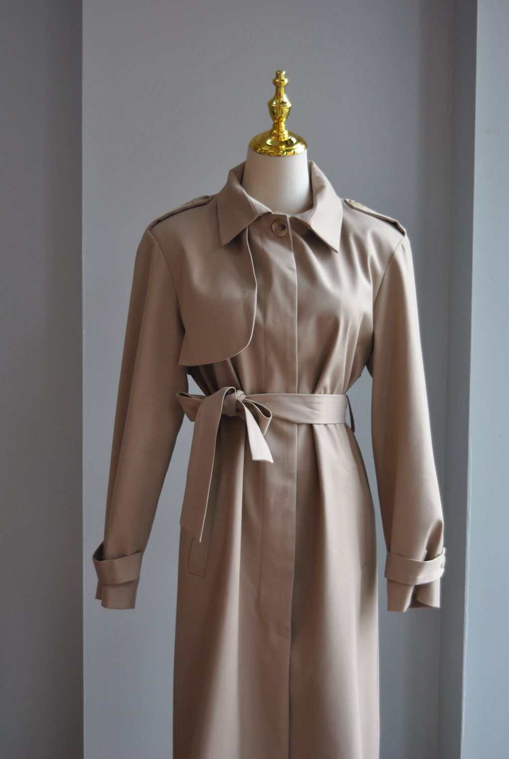 TAUPE TRENCH COAT WITHA BELT