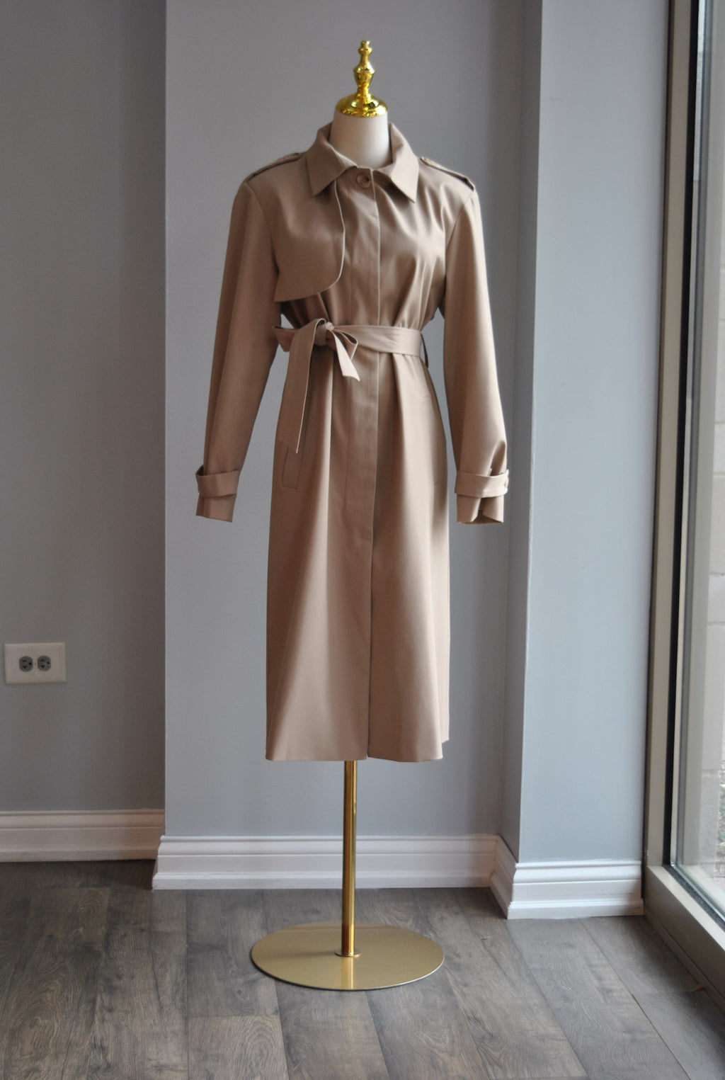 TAUPE TRENCH COAT WITHA BELT