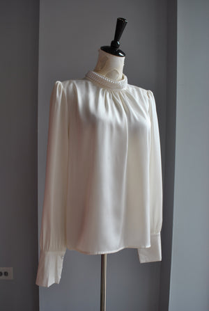 VANILLA SILKY TOP WITH PEARLS