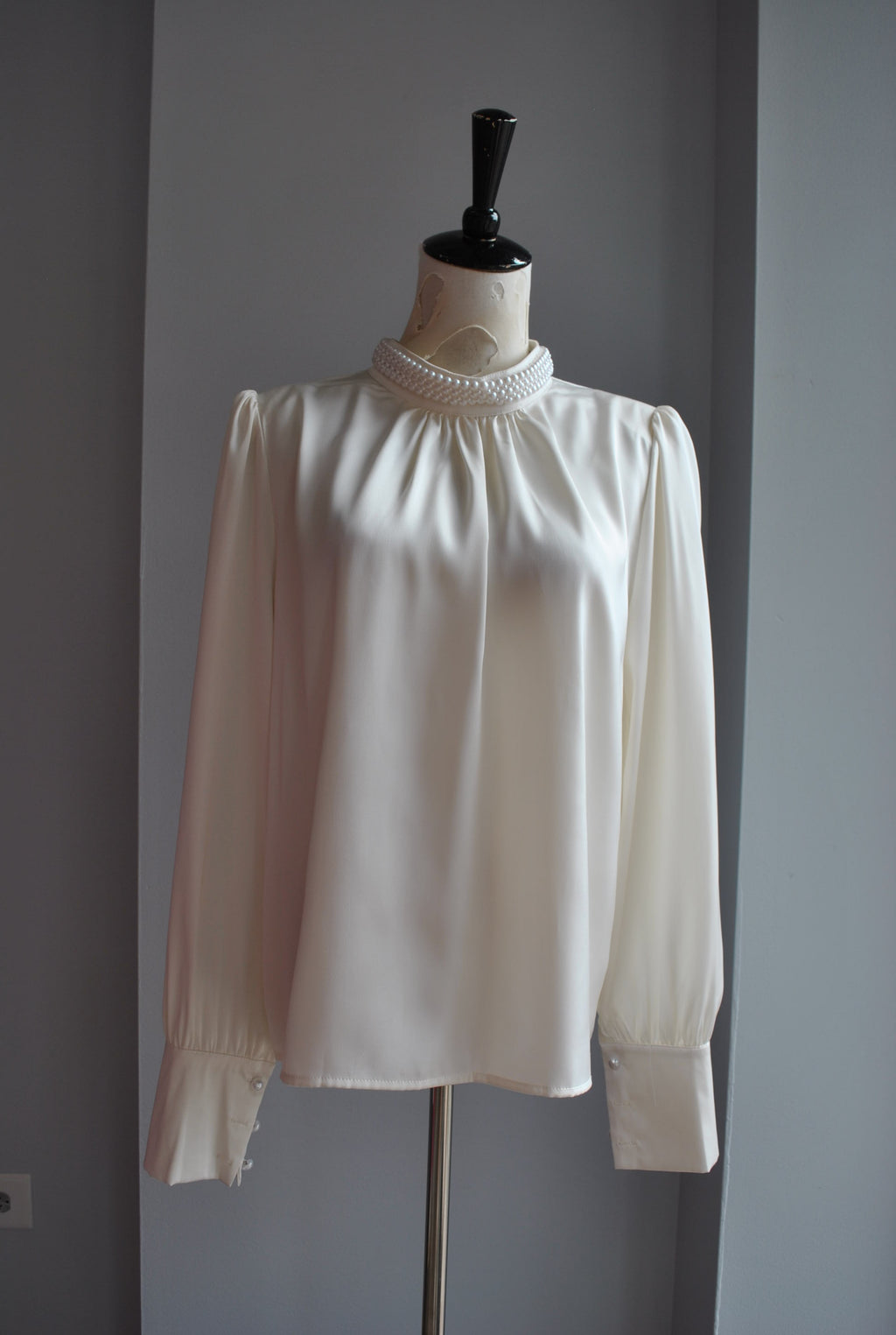 VANILLA SILKY TOP WITH PEARLS