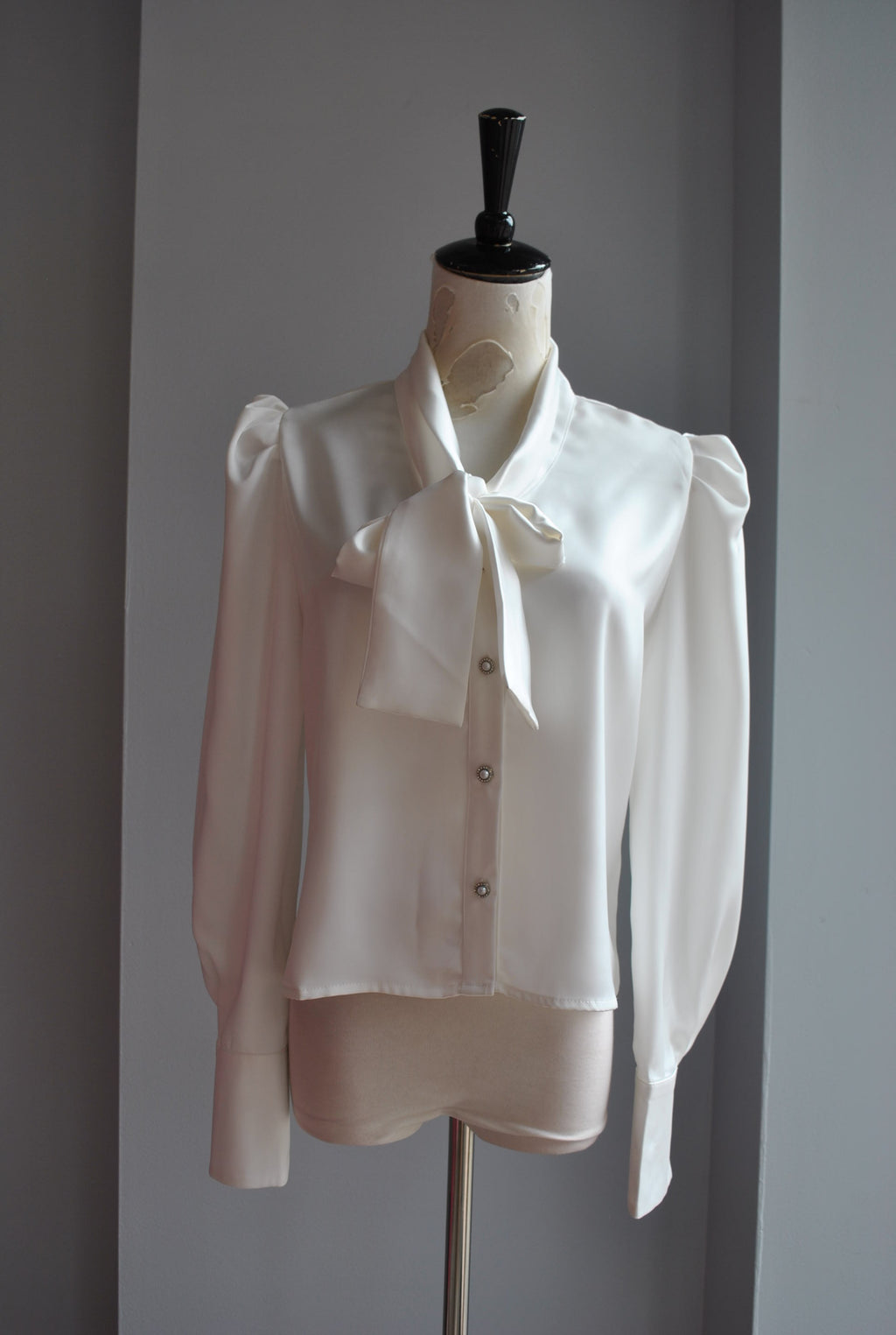 WHITE SILKY BLOUSE WITH TIE FRONT