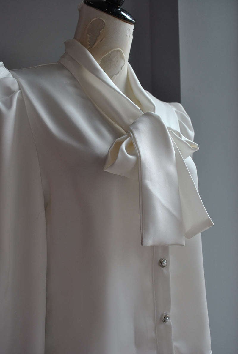 WHITE SILKY BLOUSE WITH TIE FRONT