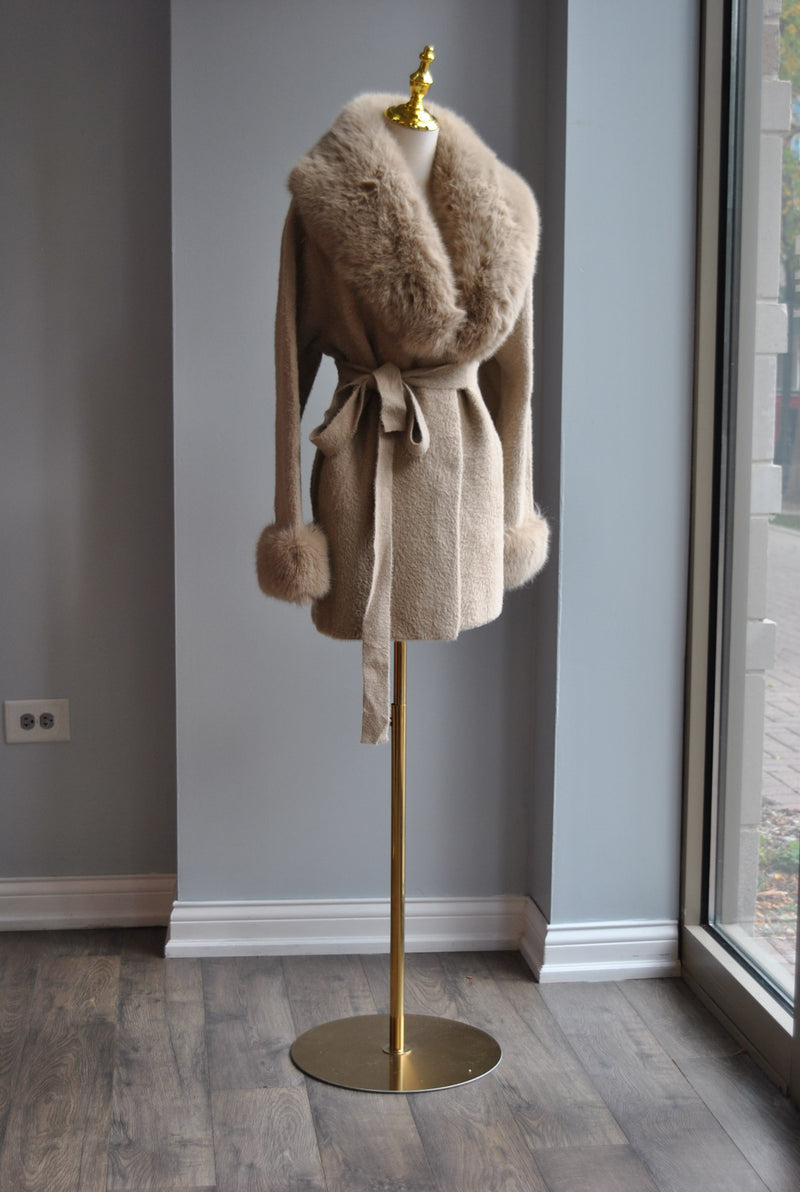 BEIGE SHORT ALPAKA COAT WITH A FAUX FUR