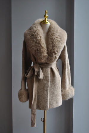 BEIGE SHORT ALPAKA COAT WITH A FAUX FUR