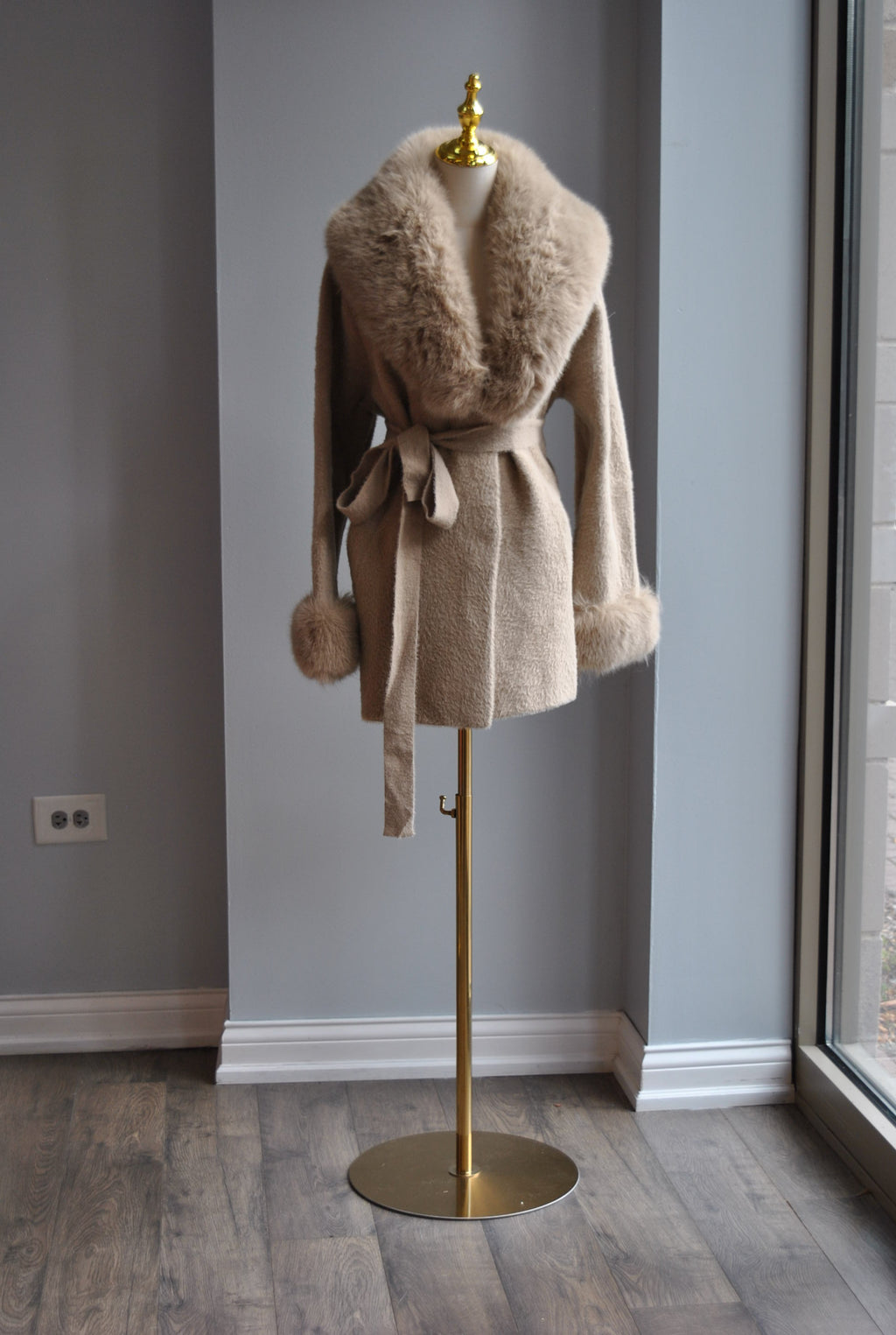 BEIGE SHORT ALPAKA COAT WITH A FAUX FUR