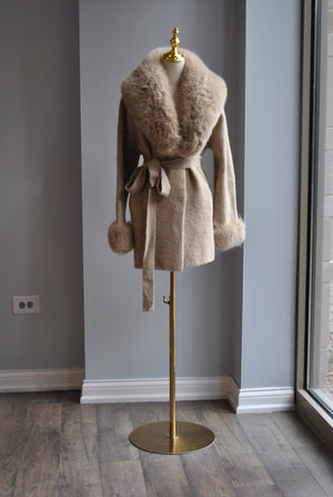 BEIGE SHORT ALPAKA COAT WITH A FAUX FUR