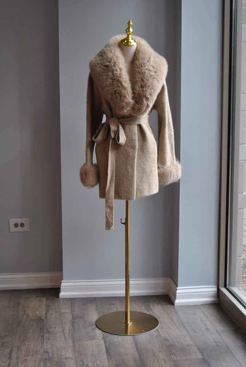 BEIGE SHORT ALPAKA COAT WITH A FAUX FUR