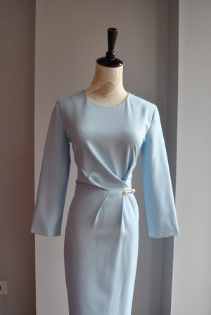 LIGHT BLUE MIDI DRESS WITH SIDE PIN AND RUSHING