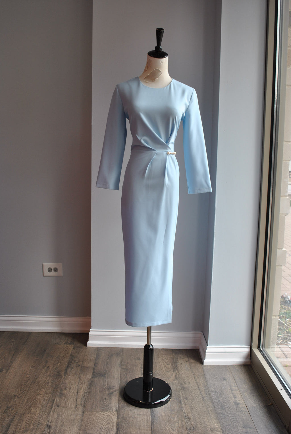 LIGHT BLUE MIDI DRESS WITH SIDE PIN AND RUSHING