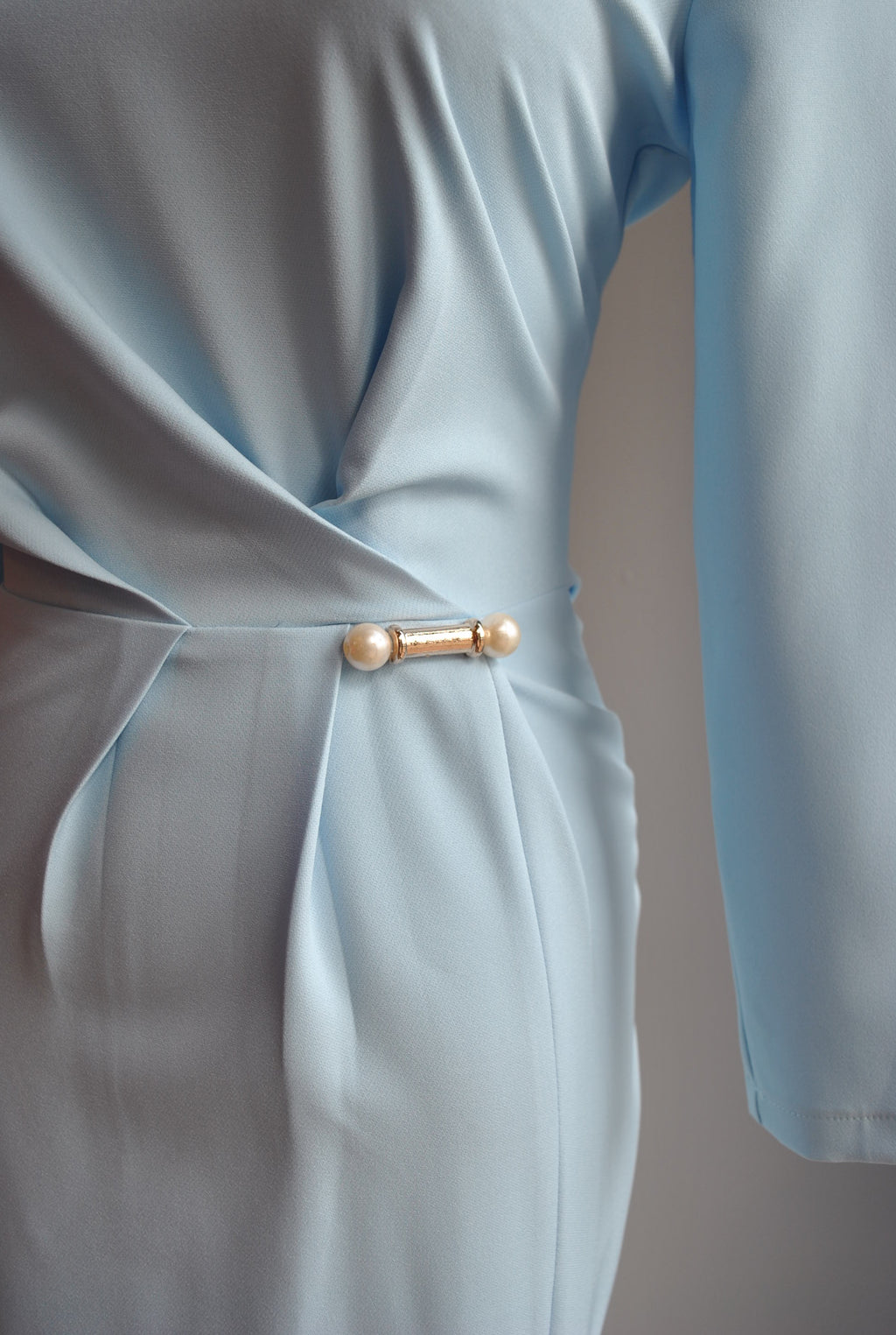 LIGHT BLUE MIDI DRESS WITH SIDE PIN AND RUSHING