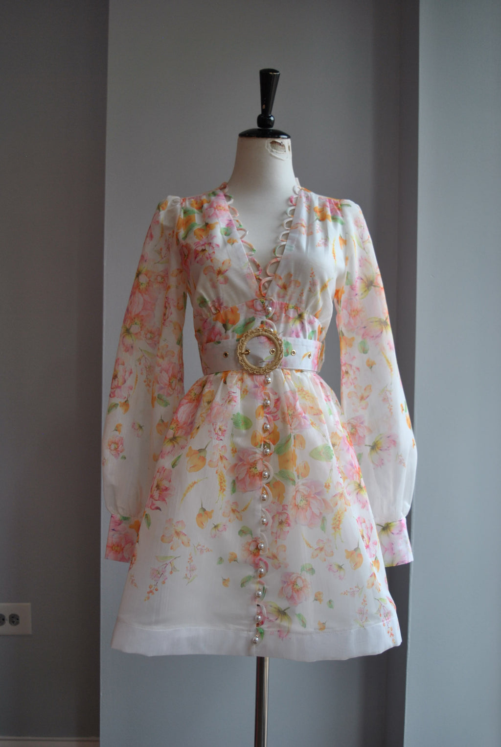 WHITE AND PINK FLOWERS MINI DRESS WITH A BELT