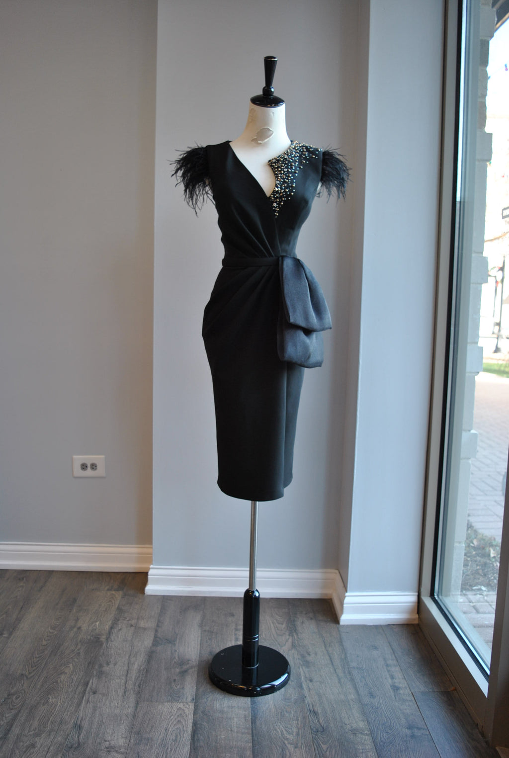 BLACK COCKTAIL DRESS WITH FEATHERS