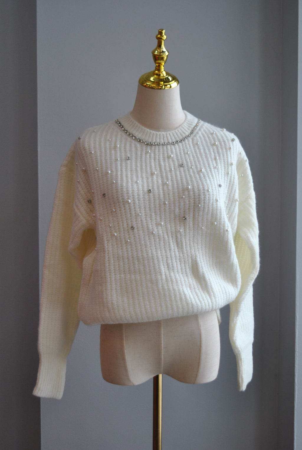 WHITE SWEATER WITH PEARLS AND CRYSTALS