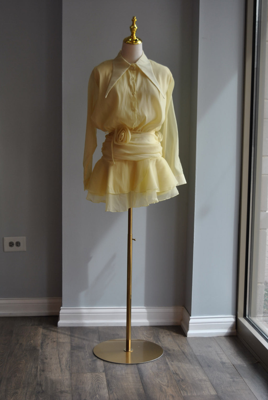 YELLOW MINI DRESS WITH A FLOWER BELT