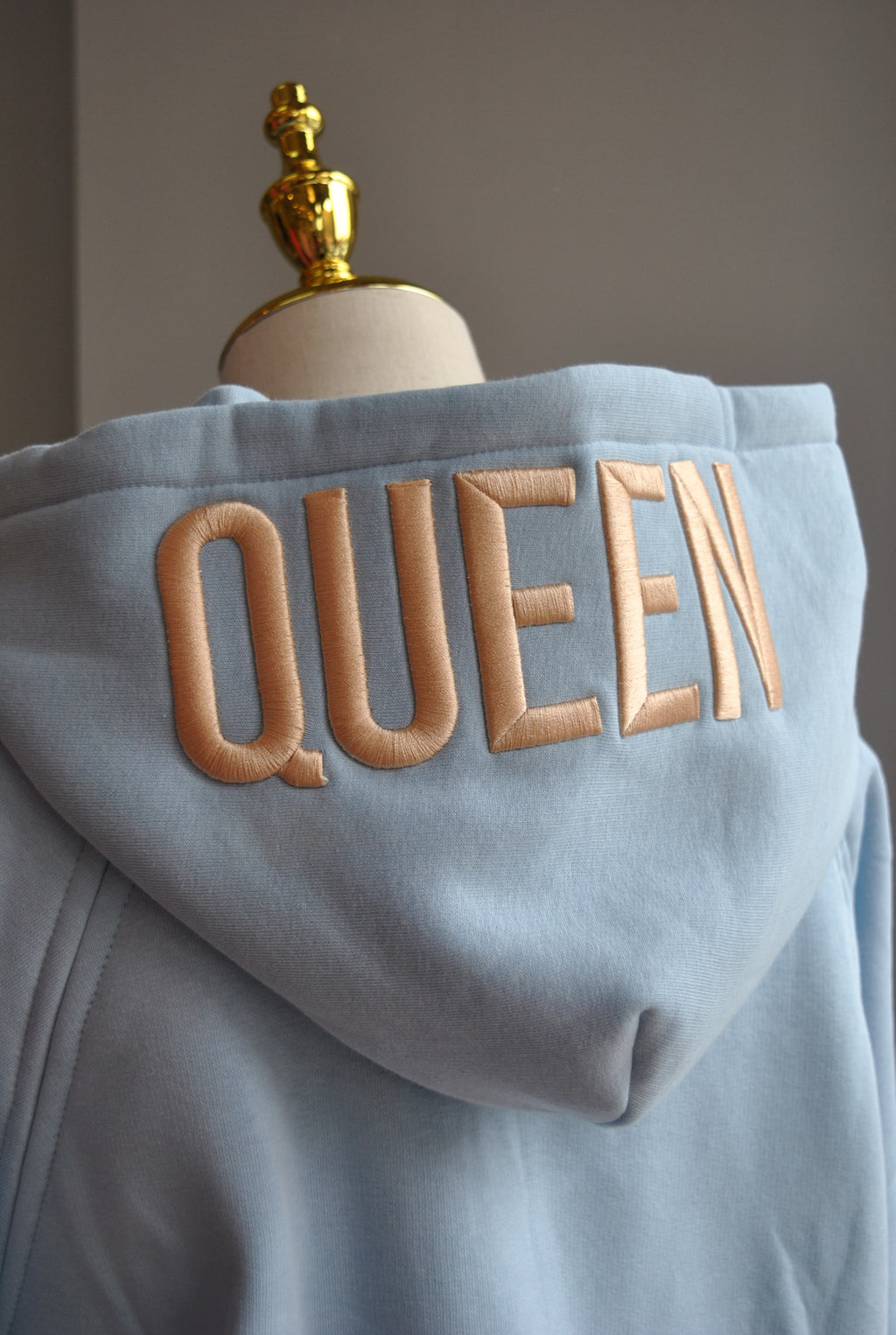 QUEEN SWEATSHIRT - BABY BLUE