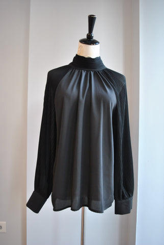BLACK GRAPHIC T-SHIRT WITH LACE SLEEVES