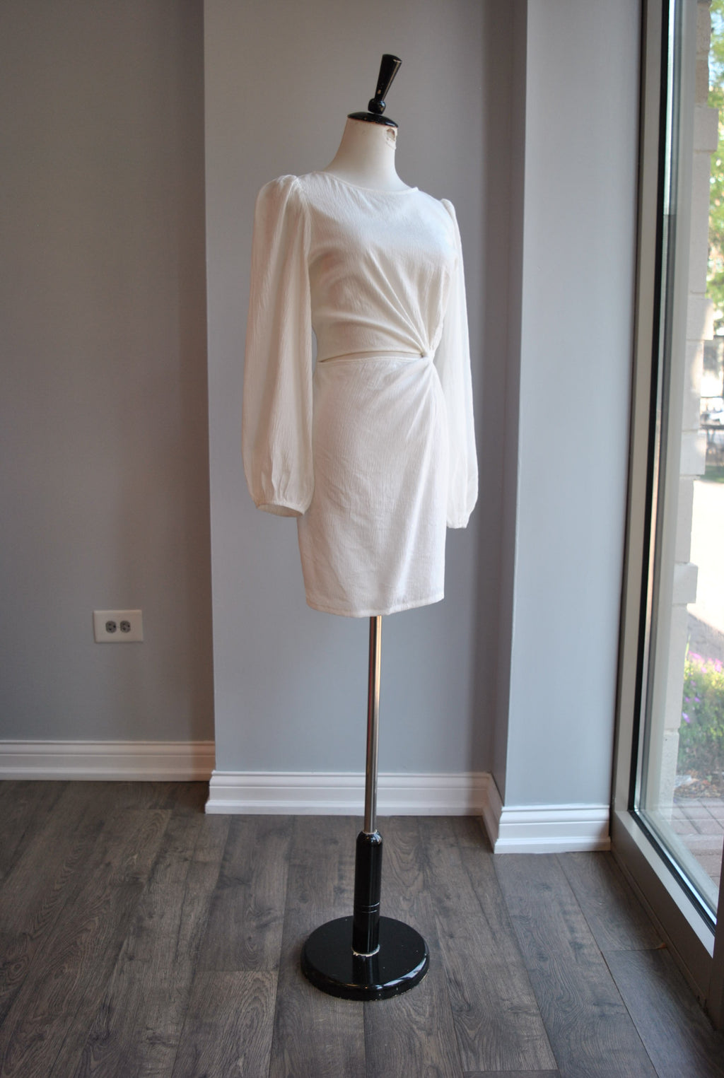 WHITE SIMPLE SUMMER DRESS