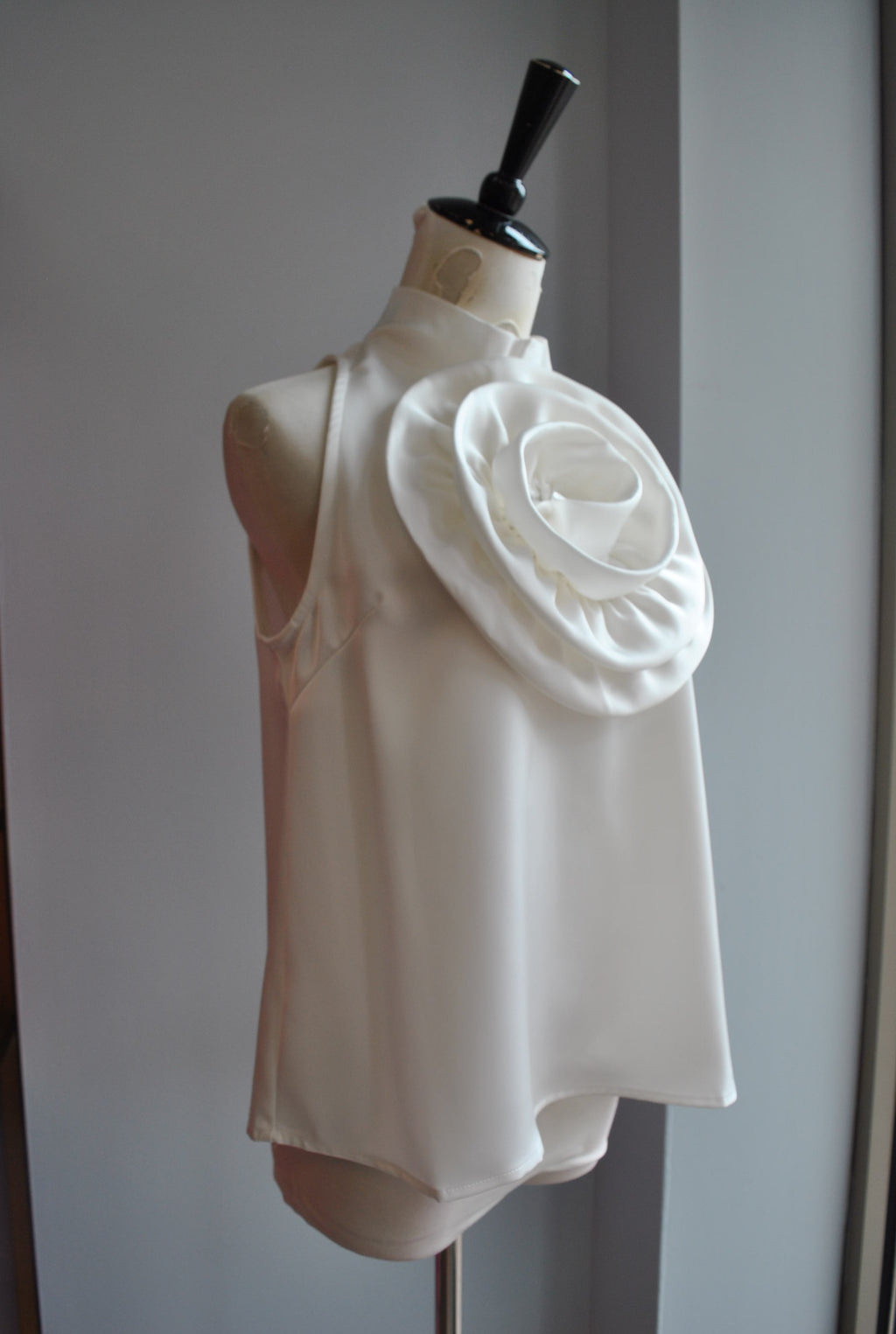 WHITE HALTER STYLE TOP WITH A FLOWER