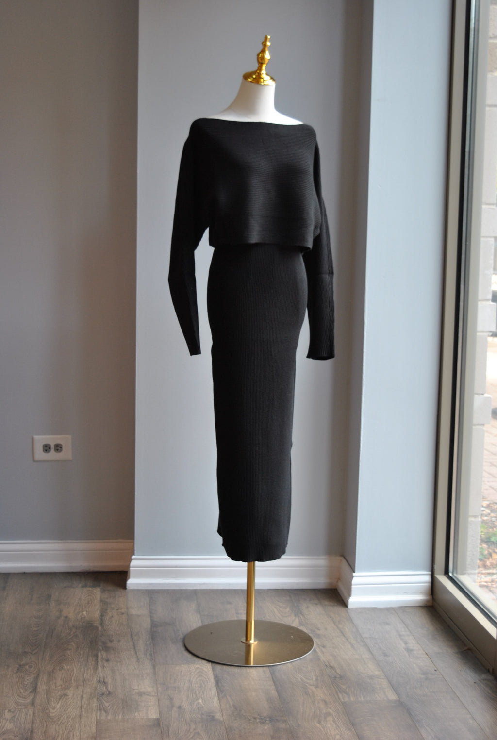 BLACK SWEATER SET OF MIDI SKIRT AND A CROPPED TOP