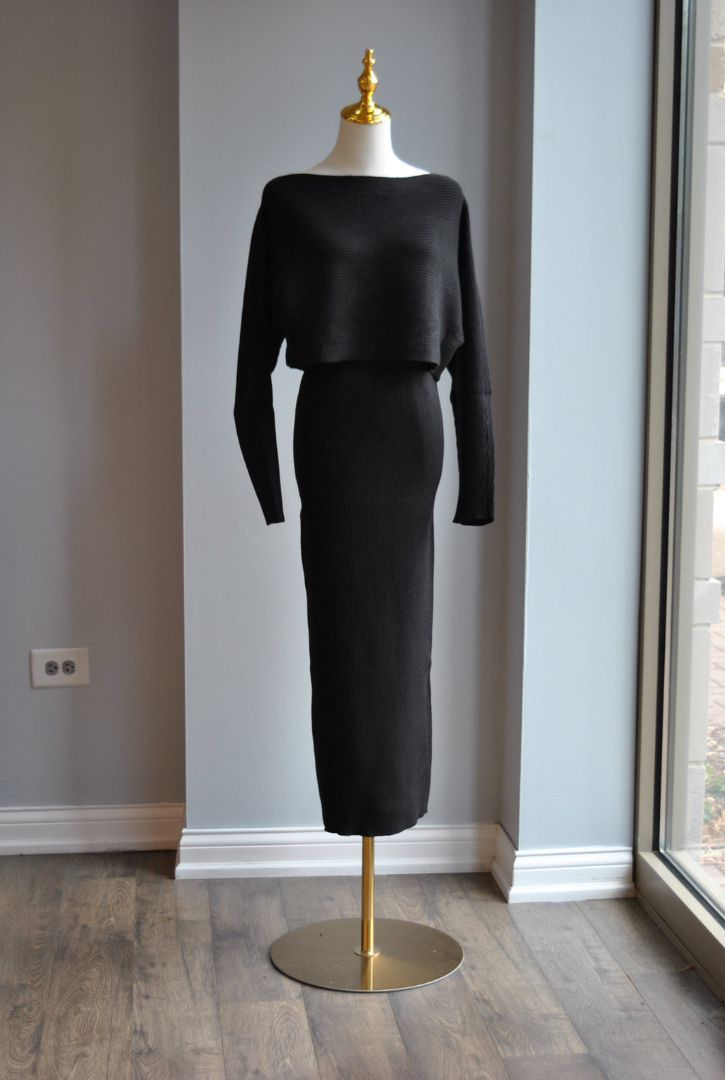 BLACK SWEATER SET OF MIDI SKIRT AND A CROPPED TOP