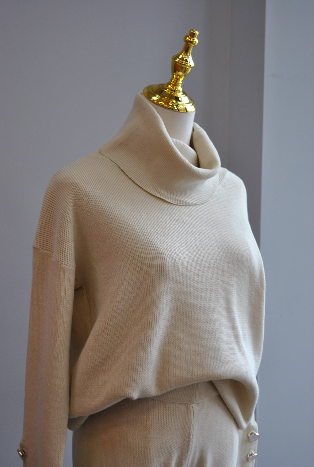 CLEARANCE - VANILLA SWEATER SET OF FLAIR PANTS AND TURTLENECK SWEATER