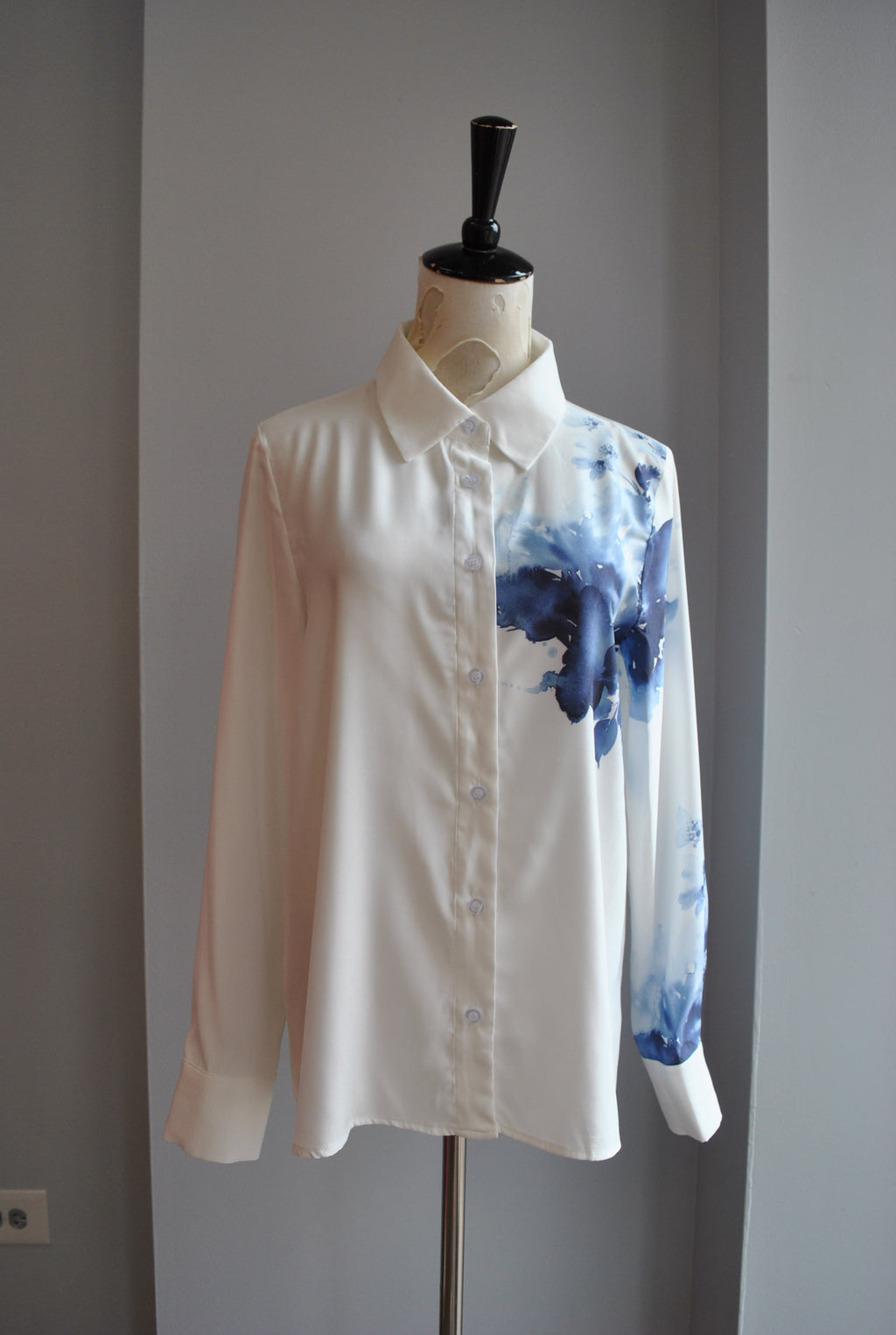 WHITE SHIRT WITH BLUE FLOWER