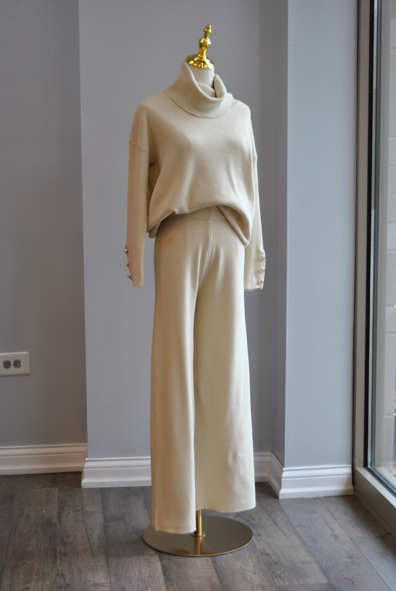 CLEARANCE - VANILLA SWEATER SET OF FLAIR PANTS AND TURTLENECK SWEATER